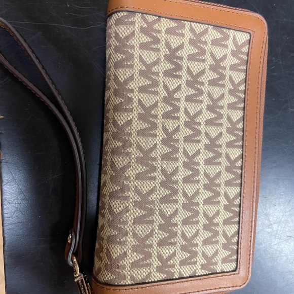 Michael Kors ADELE Logo Zip Around Wallet Wristlet NEW - Picture 2 of 3